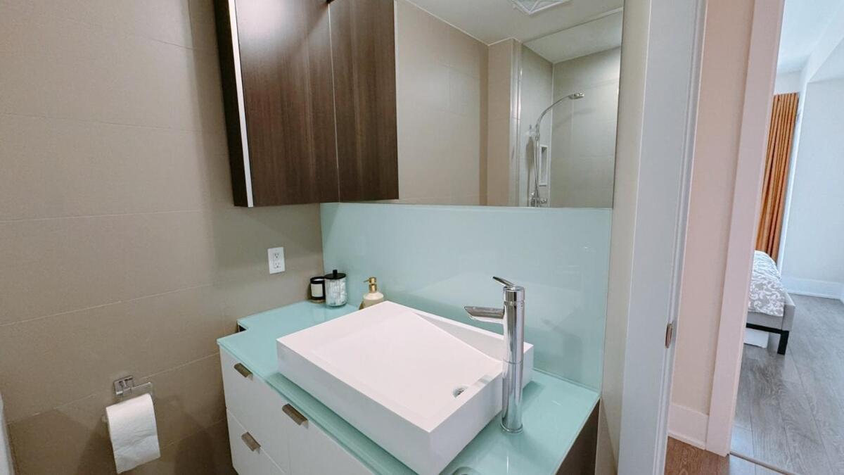 Luxury 1 Bedroom And Den Near Cn Tower * Toronto