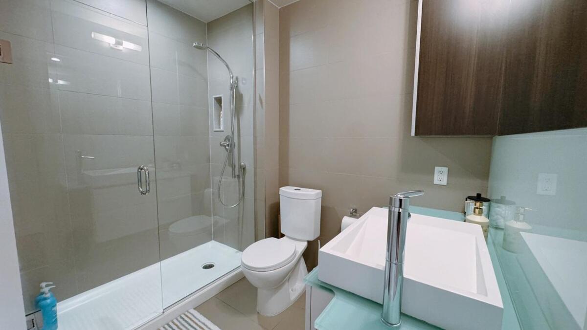 Luxury 1 Bedroom And Den Near Cn Tower Toronto