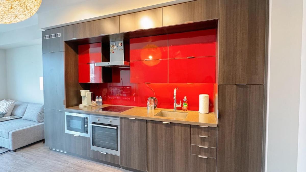 Luxury 1 Bedroom And Den Near Cn Tower * Toronto