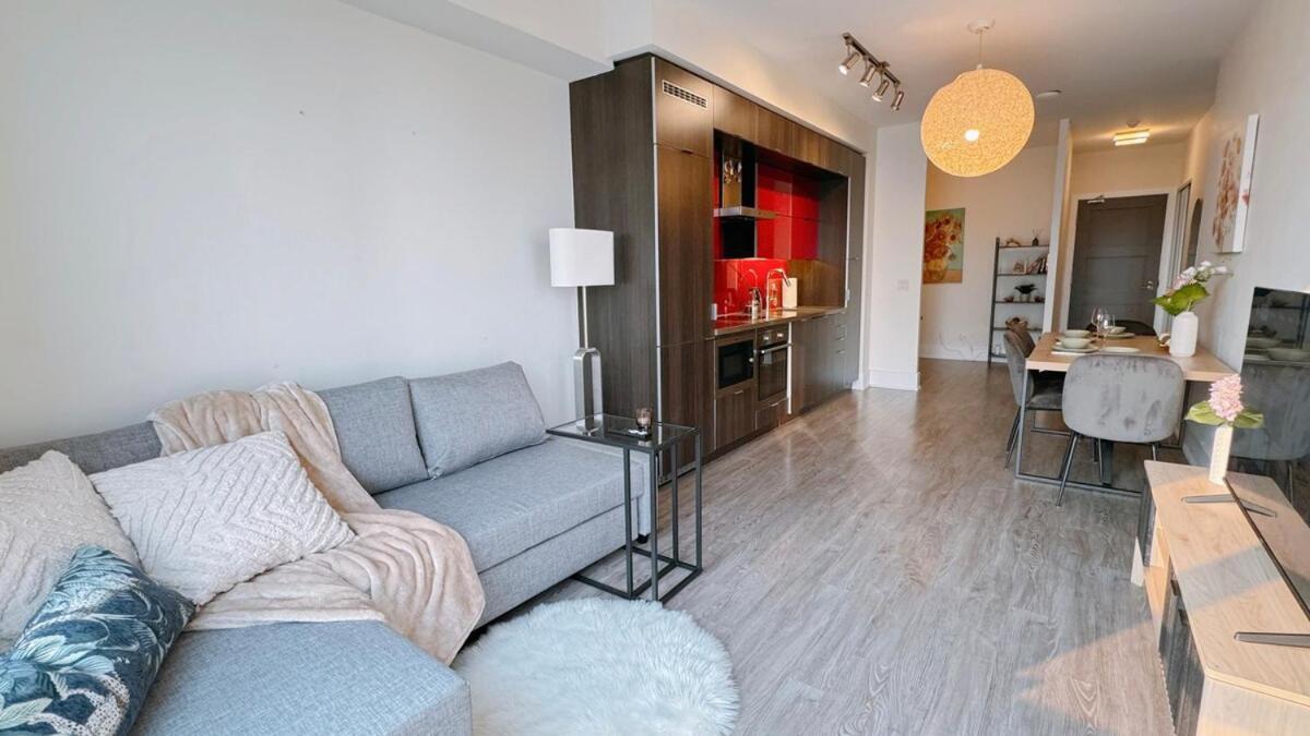 Luxury 1 Bedroom And Den Near Cn Tower Apartment *
