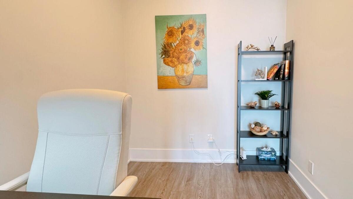 Luxury 1 Bedroom And Den Near Cn Tower Apartment Toronto