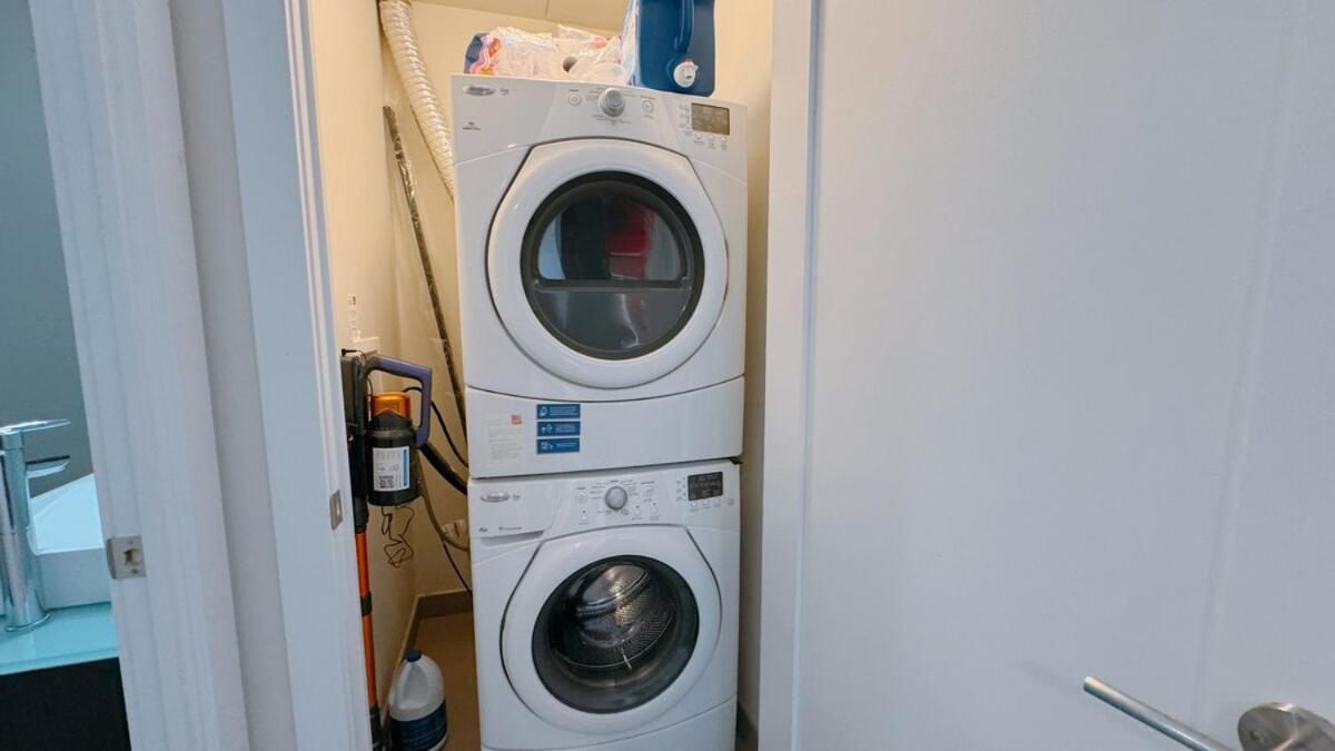 Luxury 1 Bedroom And Den Near Cn Tower Apartment